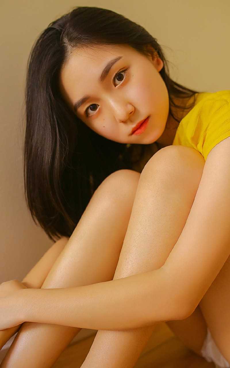 特别专辑清新可爱女孩唇红齿白背心短裤香肩大长腿室内图片