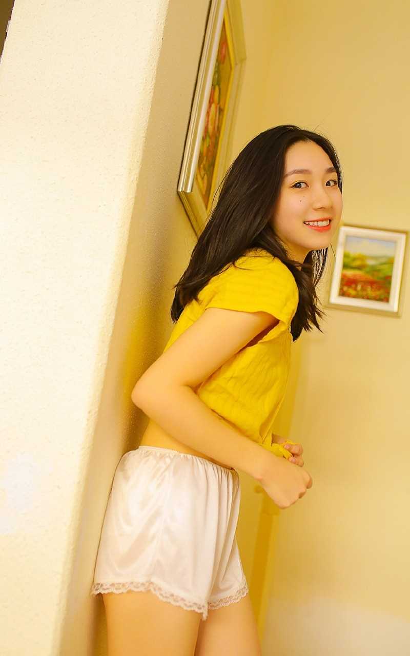 特别专辑清新可爱女孩唇红齿白背心短裤香肩大长腿室内图片