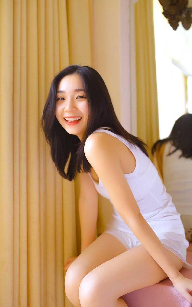 特别专辑清新可爱女孩唇红齿白背心短裤香肩大长腿室内图片