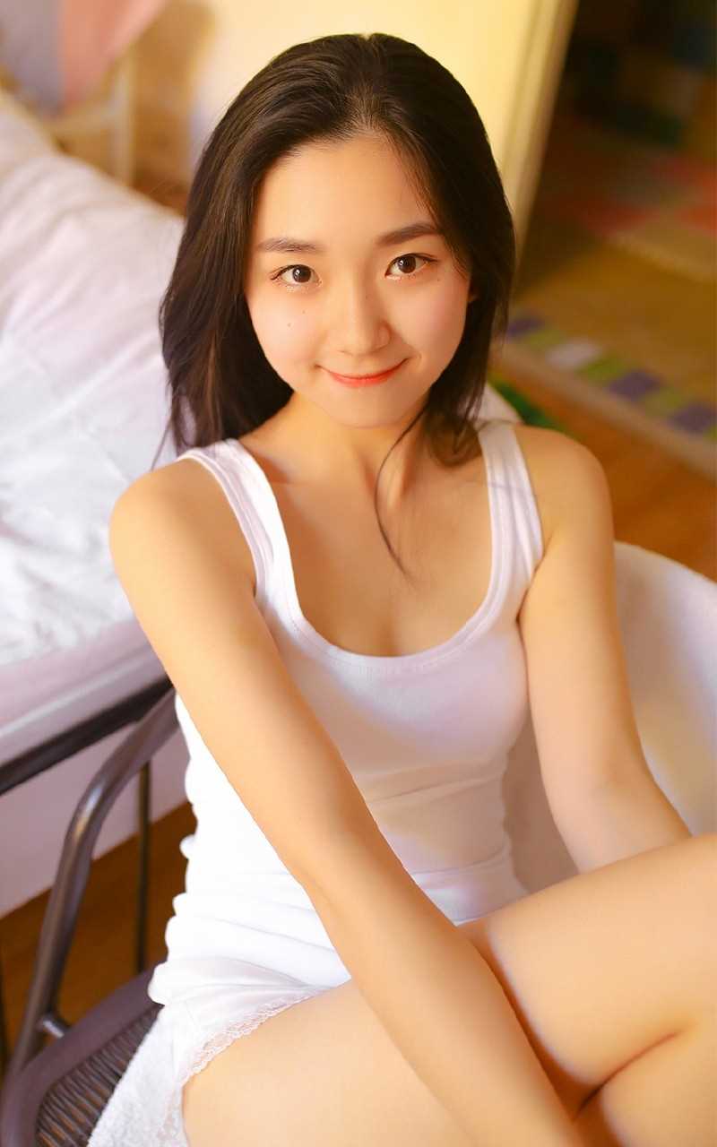 特别专辑清新可爱女孩唇红齿白背心短裤香肩大长腿室内图片