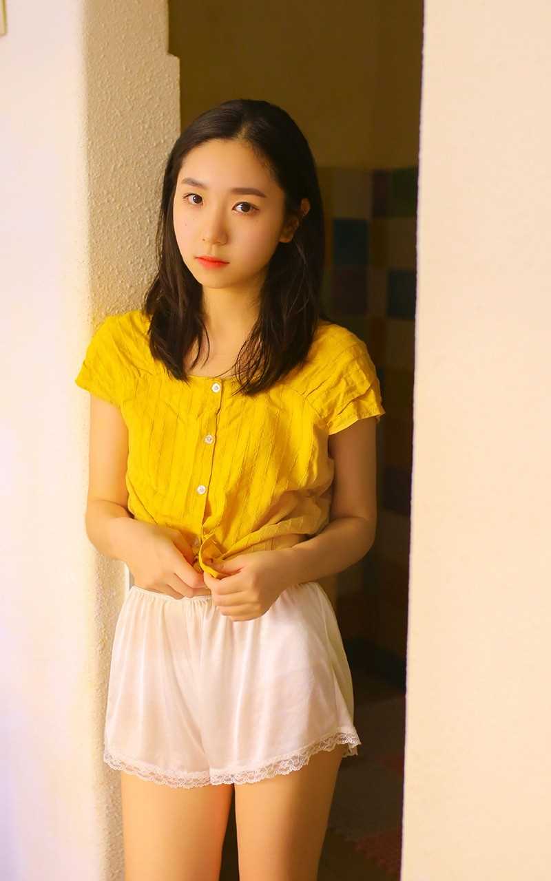 特别专辑清新可爱女孩唇红齿白背心短裤香肩大长腿室内图片