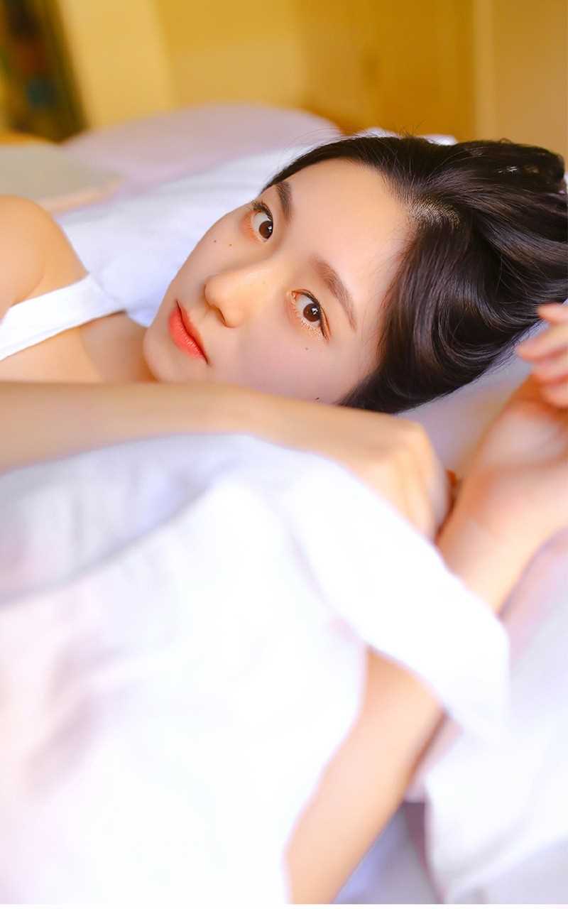 特别专辑清新可爱女孩唇红齿白背心短裤香肩大长腿室内图片