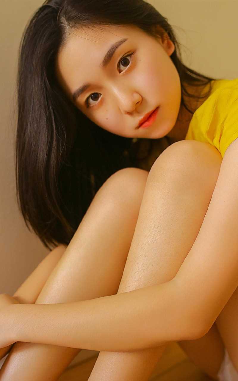 特别专辑清新可爱女孩唇红齿白背心短裤香肩大长腿室内图片