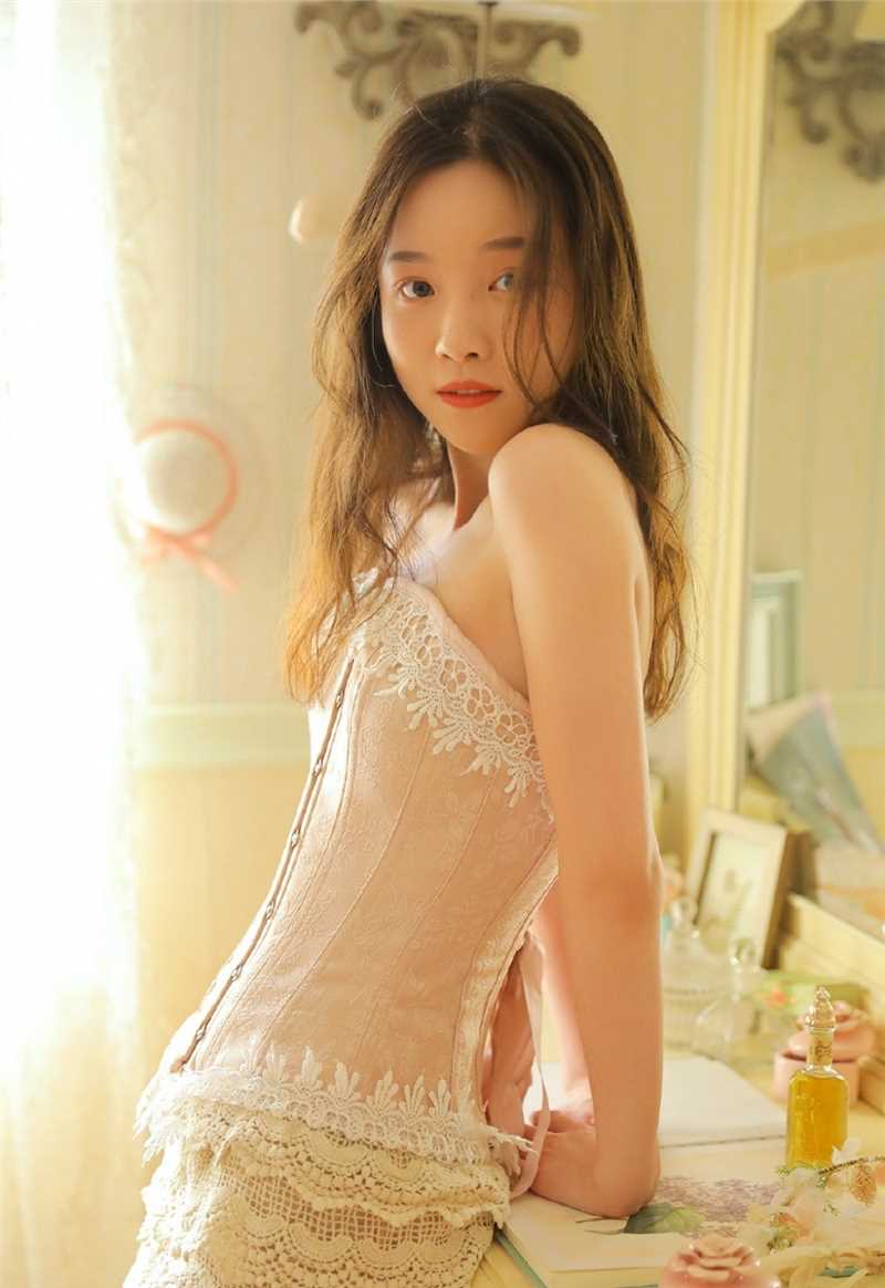 精选清纯美女皮肤白皙苗条身材香肩诱惑迷人私照图册