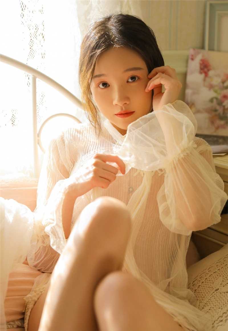 精选清纯美女皮肤白皙苗条身材香肩诱惑迷人私照图册