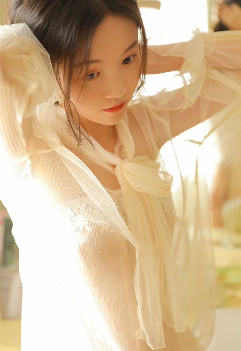 精选清纯美女皮肤白皙苗条身材香肩诱惑迷人私照图册