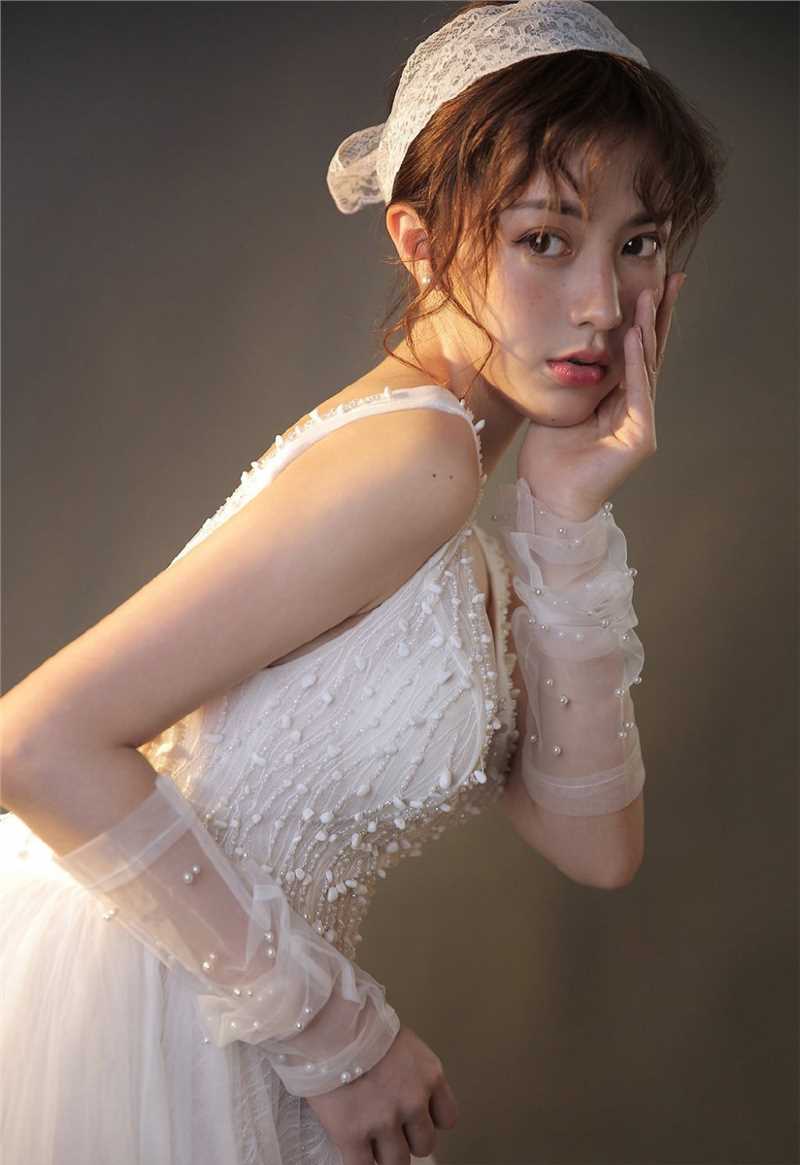 精选酥胸丰满的妩媚绝色倾城佳人深v蕾丝裙性感私拍图册