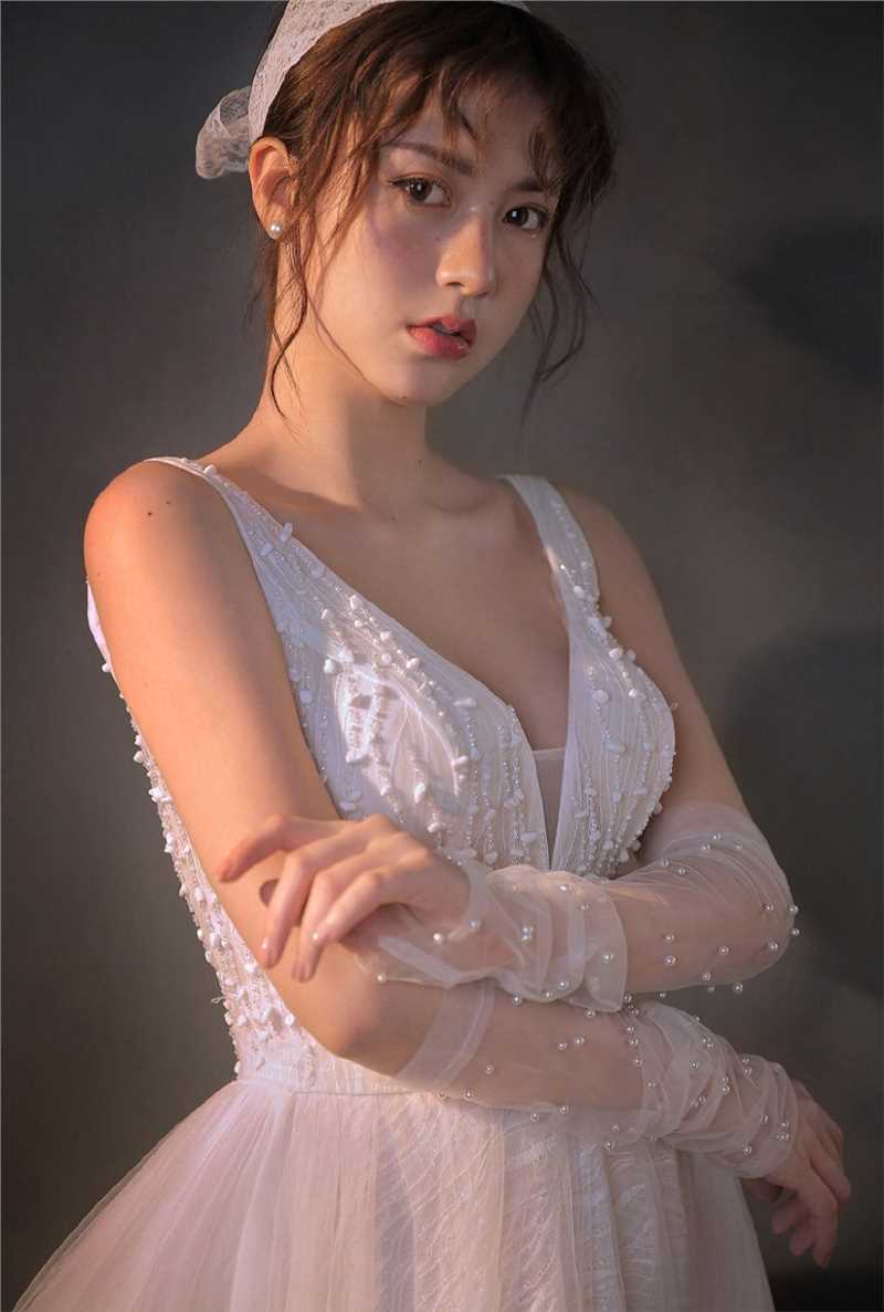 精选酥胸丰满的妩媚绝色倾城佳人深v蕾丝裙性感私拍图册