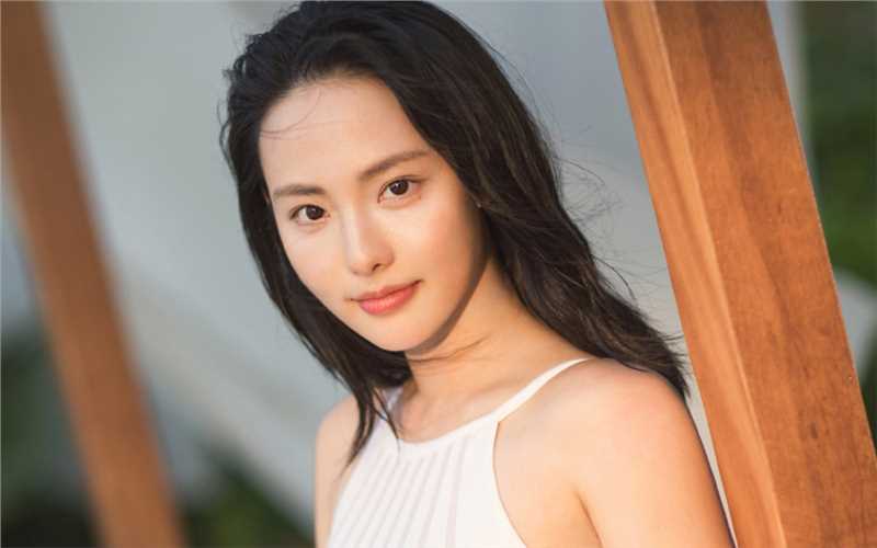 精选时尚辣妈张嘉倪长发飘飘白色泳衣性感不失清纯图册