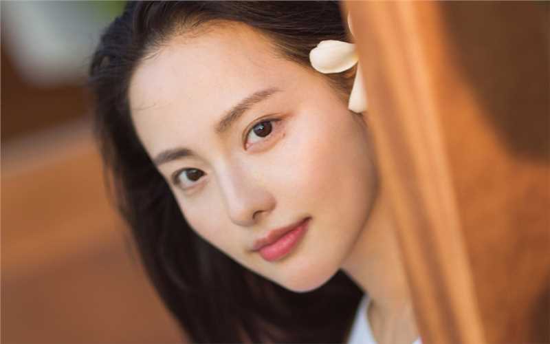 精选时尚辣妈张嘉倪长发飘飘白色泳衣性感不失清纯图册