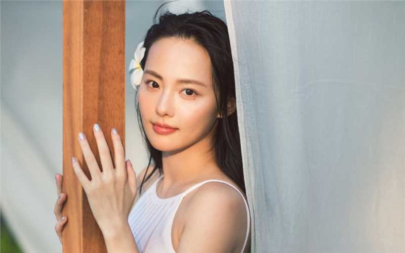 精选时尚辣妈张嘉倪长发飘飘白色泳衣性感不失清纯图册