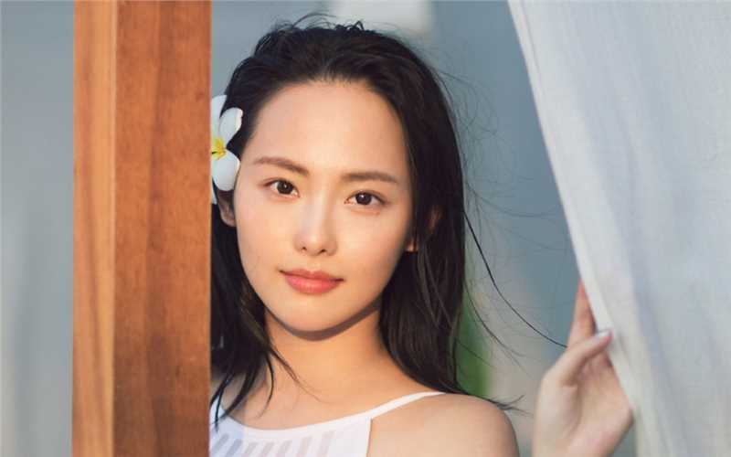 精选时尚辣妈张嘉倪长发飘飘白色泳衣性感不失清纯图册
