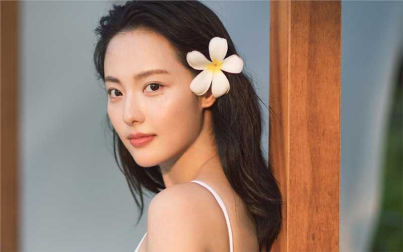 精选时尚辣妈张嘉倪长发飘飘白色泳衣性感不失清纯图册