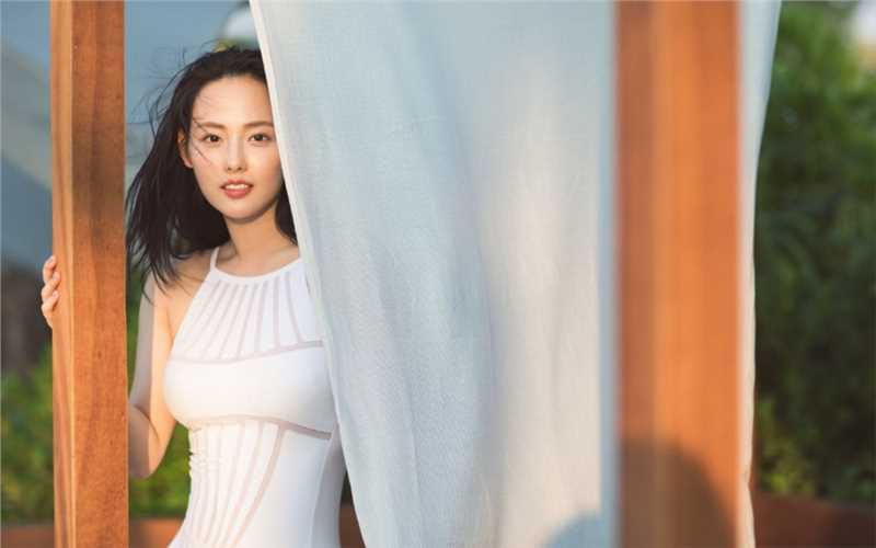 精选时尚辣妈张嘉倪长发飘飘白色泳衣性感不失清纯图册