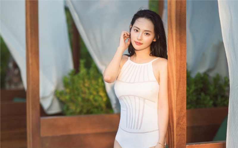 精选时尚辣妈张嘉倪长发飘飘白色泳衣性感不失清纯图册