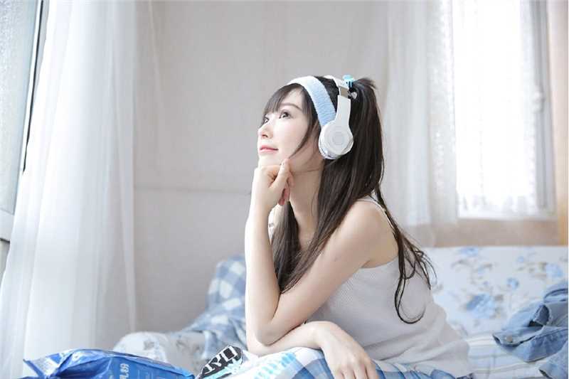 优质低胸吊带妹妹又大又亮的明媚杏眼锁骨性感艺术相册