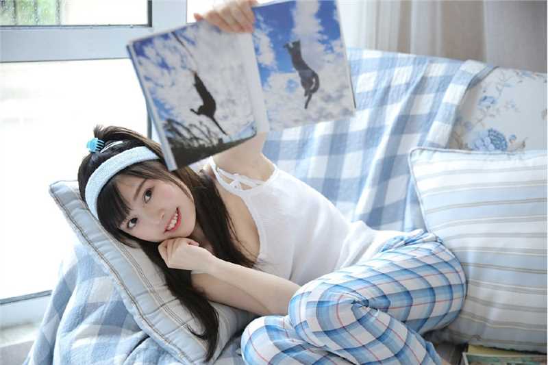 优质低胸吊带妹妹又大又亮的明媚杏眼锁骨性感艺术相册