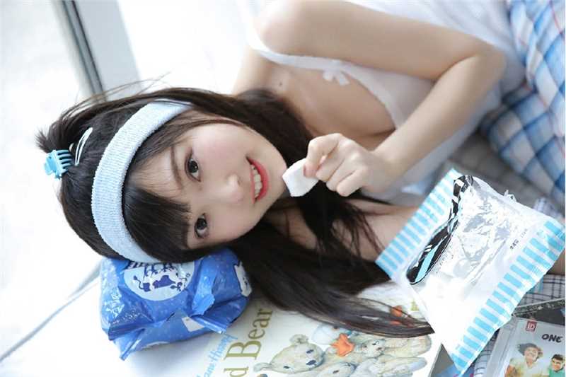 优质低胸吊带妹妹又大又亮的明媚杏眼锁骨性感艺术相册
