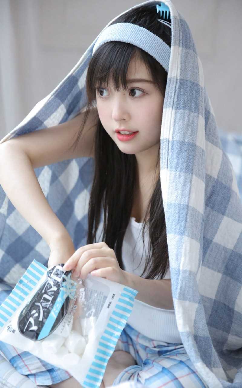 优质低胸吊带妹妹又大又亮的明媚杏眼锁骨性感艺术相册