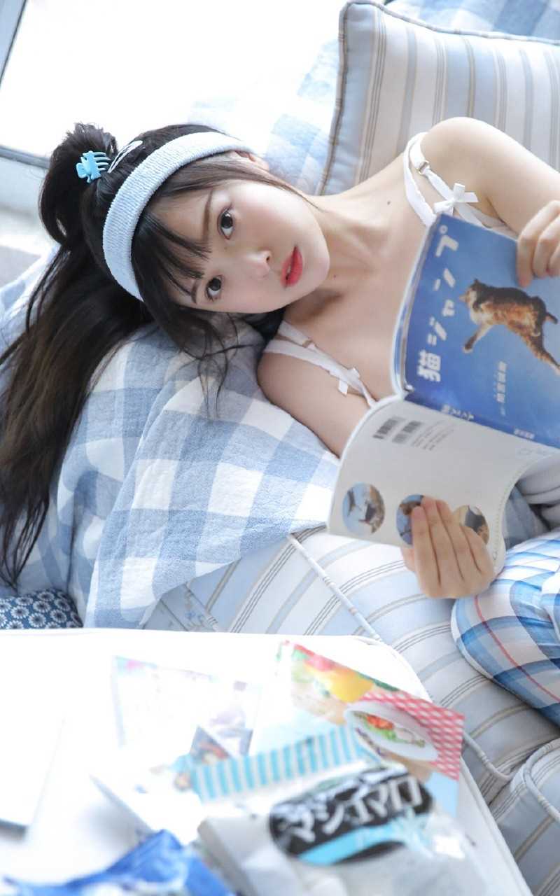 优质低胸吊带妹妹又大又亮的明媚杏眼锁骨性感艺术相册