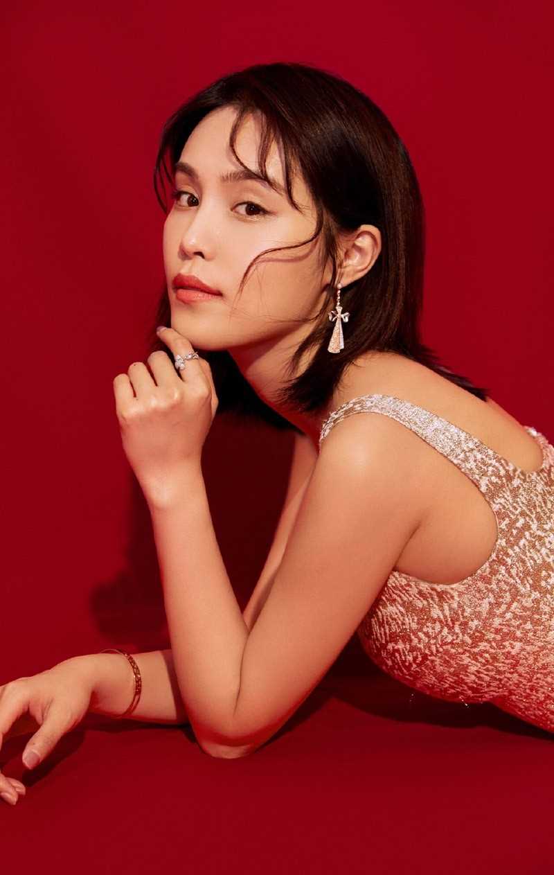 优质韩丹彤金色紧身长裙凸显紧致身材妩媚又性感相册