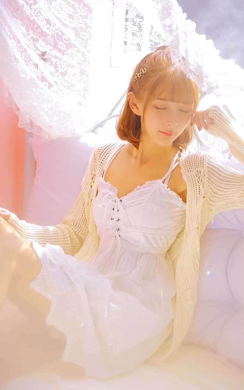 最新极品金发尤物低胸吊带明媚动人清纯性感美女壁纸
