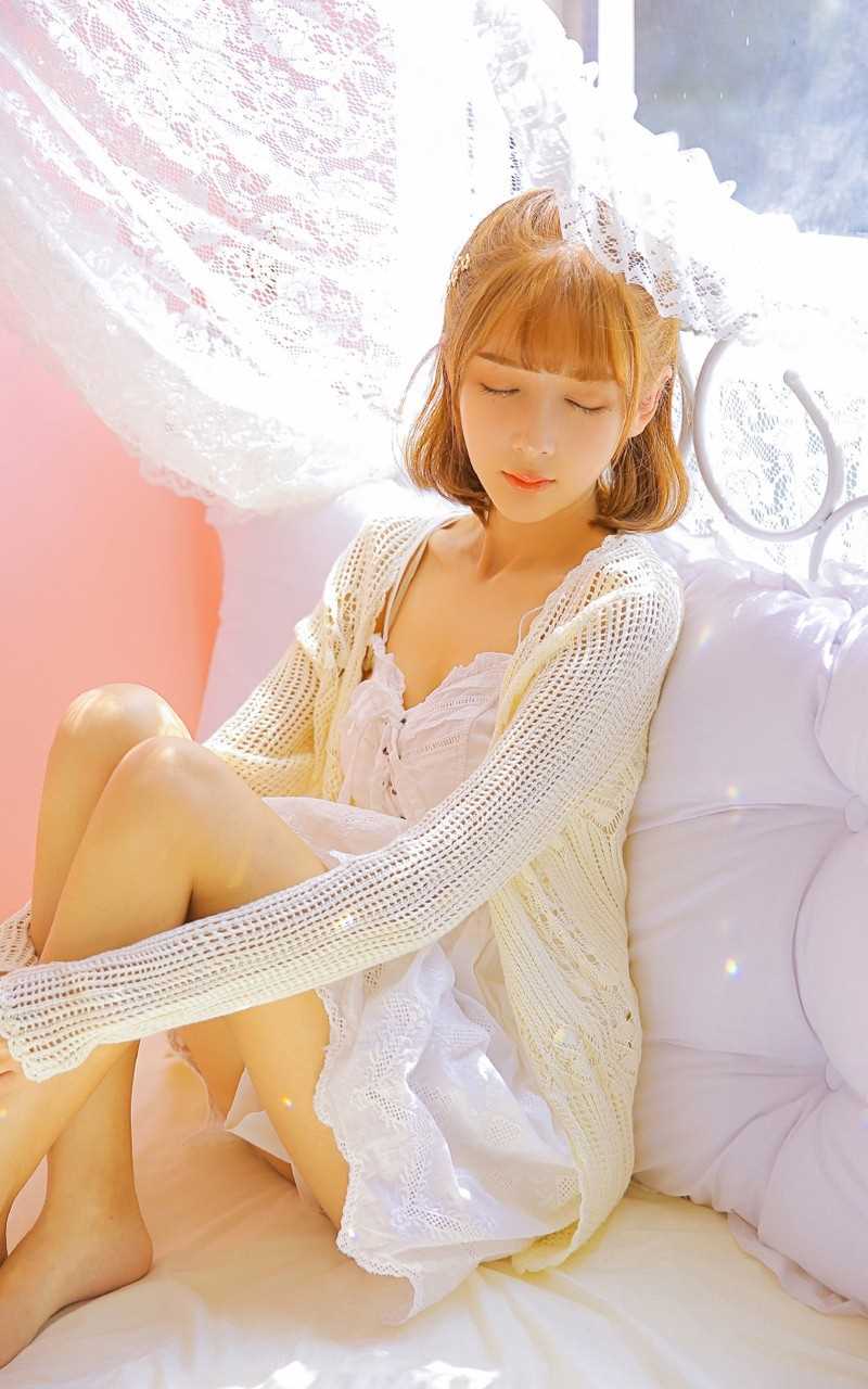 最新极品金发尤物低胸吊带明媚动人清纯性感美女壁纸