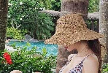 酥胸翘臀的成女人人吊带泳衣火爆性感人体艺术