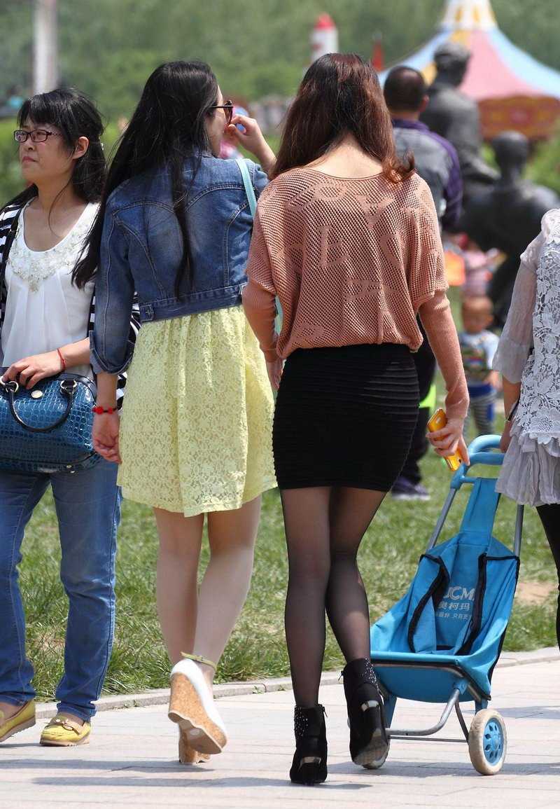 最新花卉博览园三十女人性感超短裙黑丝大长腿街拍图片图集