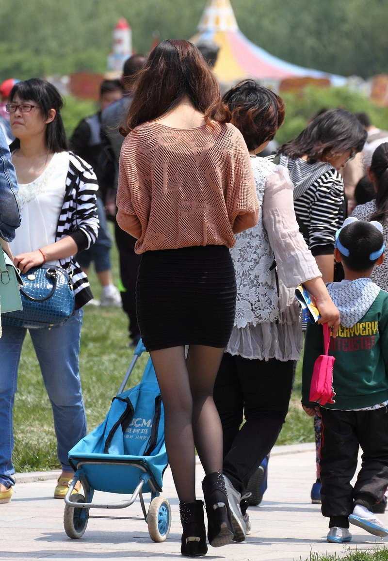 最新花卉博览园三十女人性感超短裙黑丝大长腿街拍图片图集