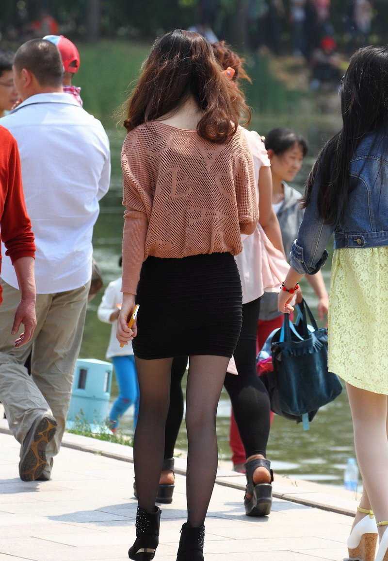 最新花卉博览园三十女人性感超短裙黑丝大长腿街拍图片图集