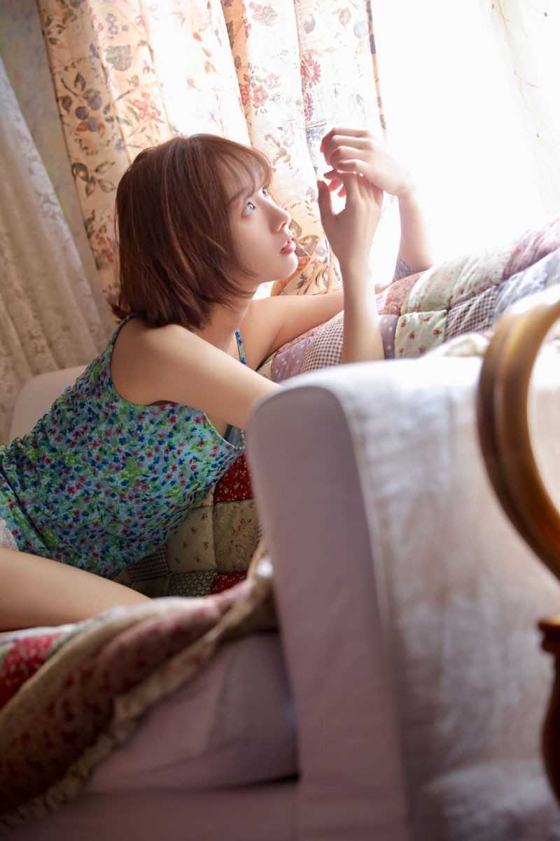 镜头前笑靥如花的清纯少女吊带热裤氧气美女