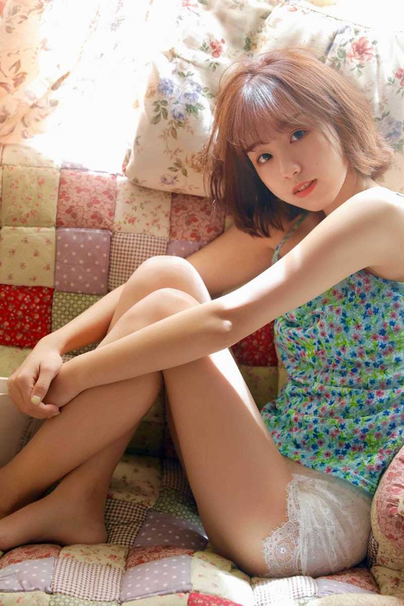 镜头前笑靥如花的清纯少女吊带热裤氧气美女