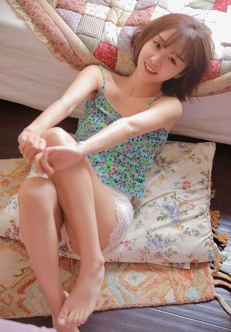 镜头前笑靥如花的清纯少女吊带热裤氧气美女