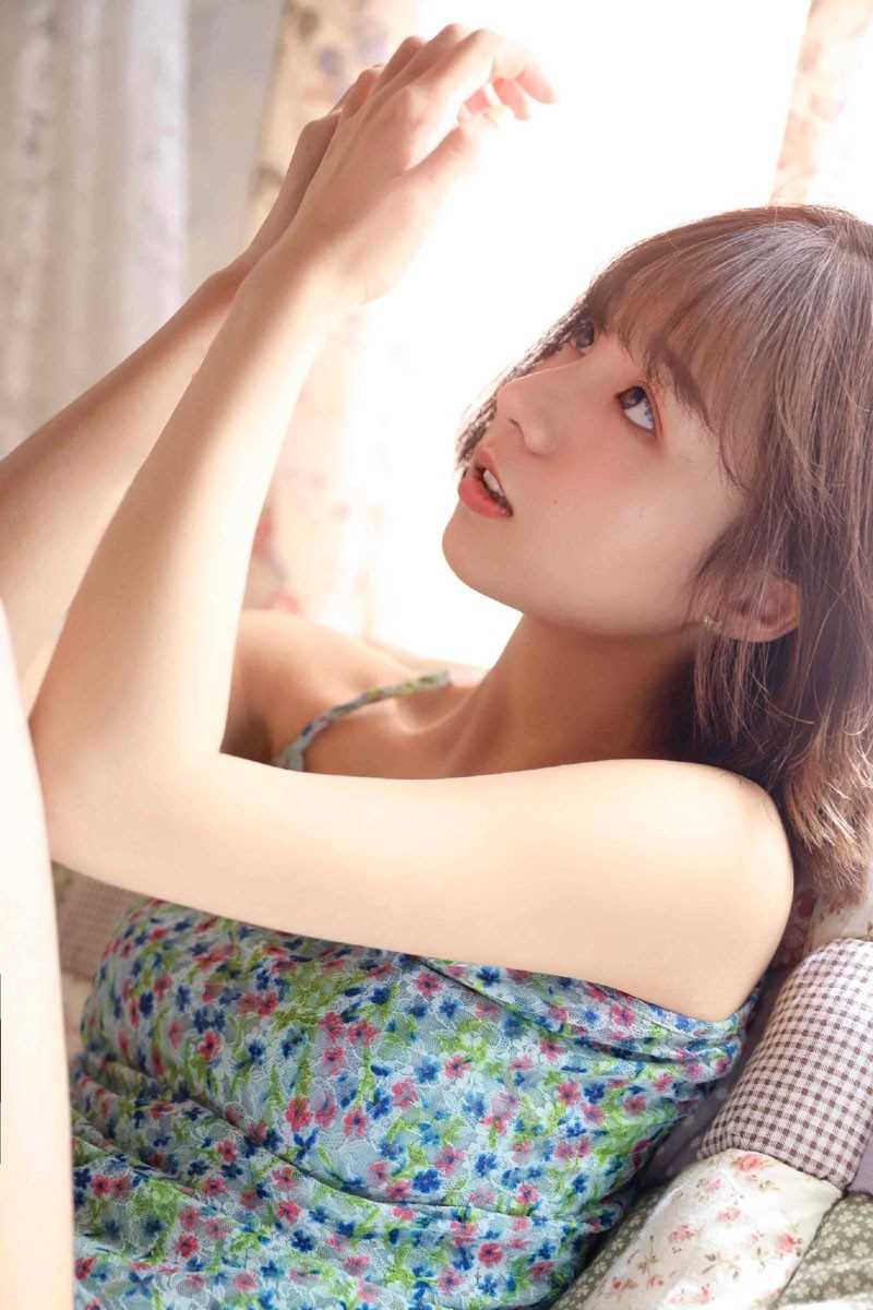 镜头前笑靥如花的清纯少女吊带热裤氧气美女