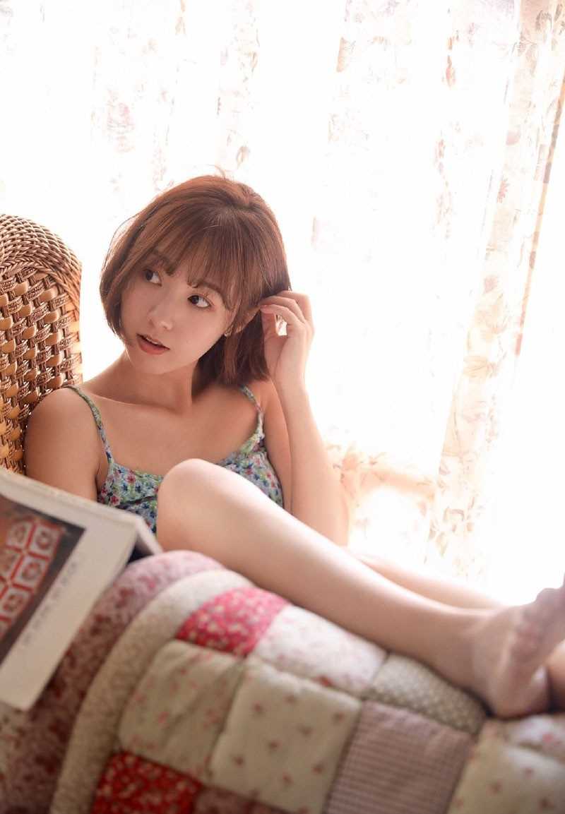 镜头前笑靥如花的清纯少女吊带热裤氧气美女