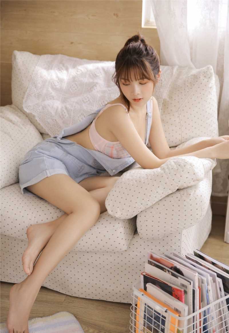 丰满惹火的性感辣妹真空背带裤销魂美女图库