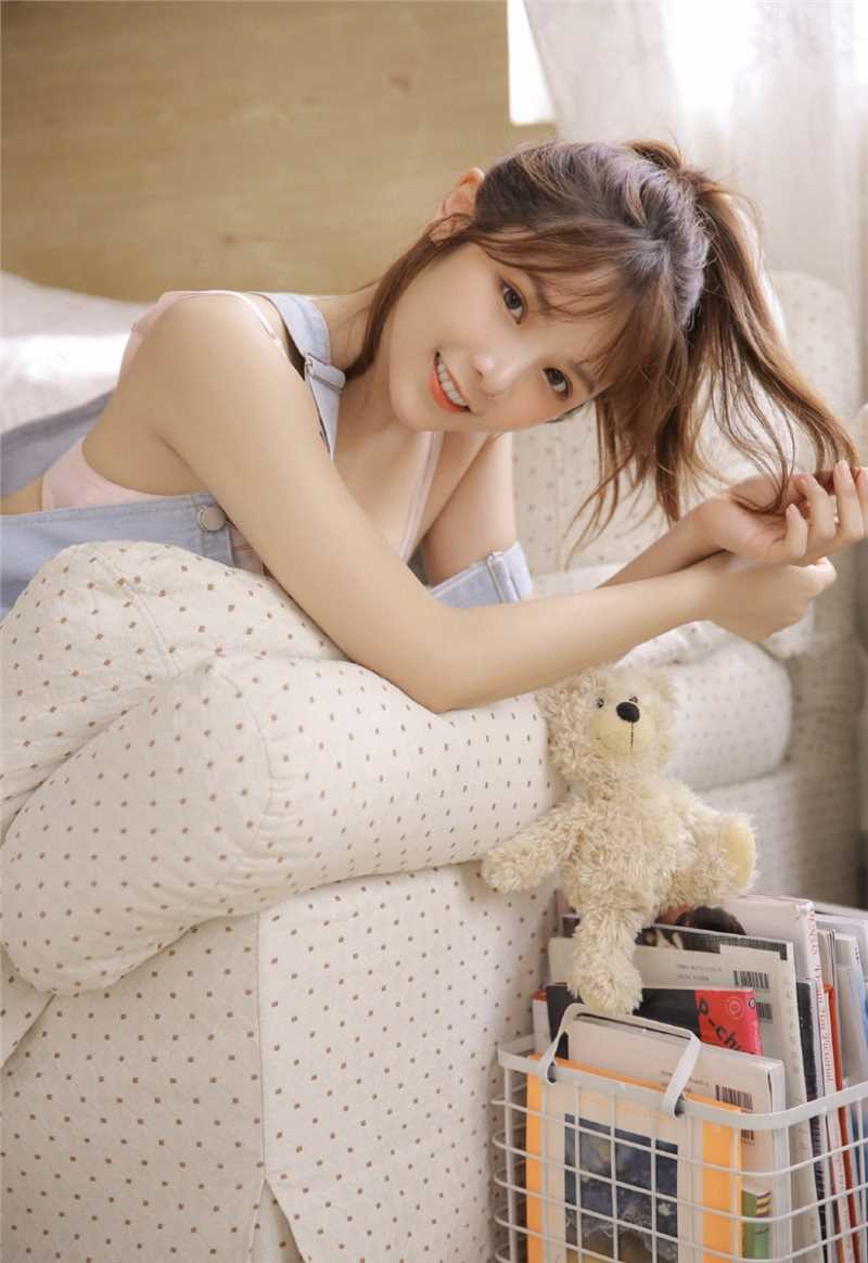 丰满惹火的性感辣妹真空背带裤销魂美女图库