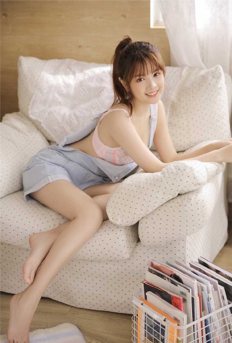 丰满惹火的性感辣妹真空背带裤销魂美女图库