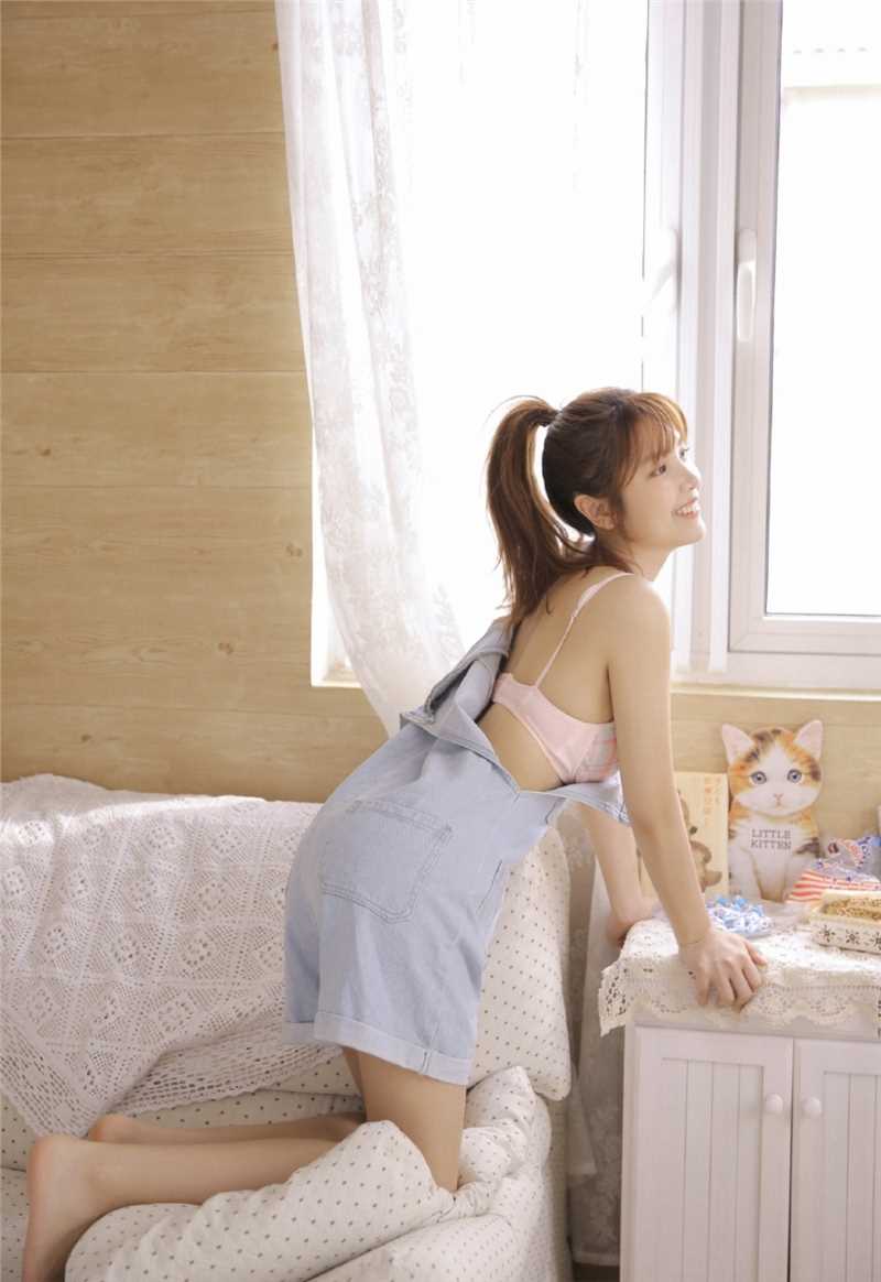 丰满惹火的性感辣妹真空背带裤销魂美女图库