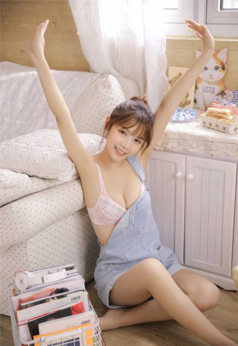 丰满惹火的性感辣妹真空背带裤销魂美女图库