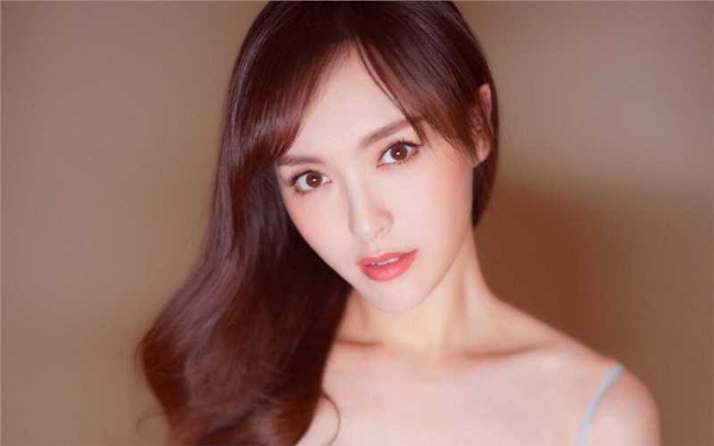 最全唐嫣披肩卷发吊带礼裙大秀香肩锁骨性感迷人相册