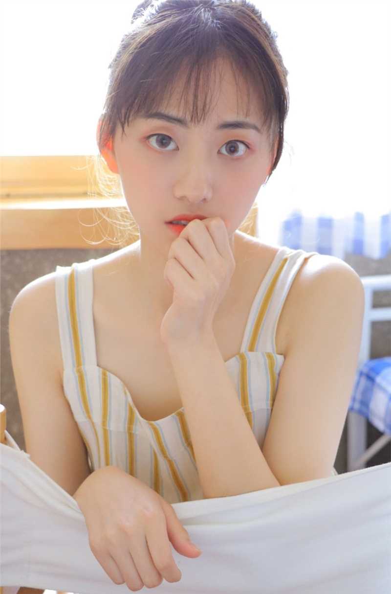 最新锁骨精致性感的娇软白富美阳光下养眼漂亮的美女照片图集