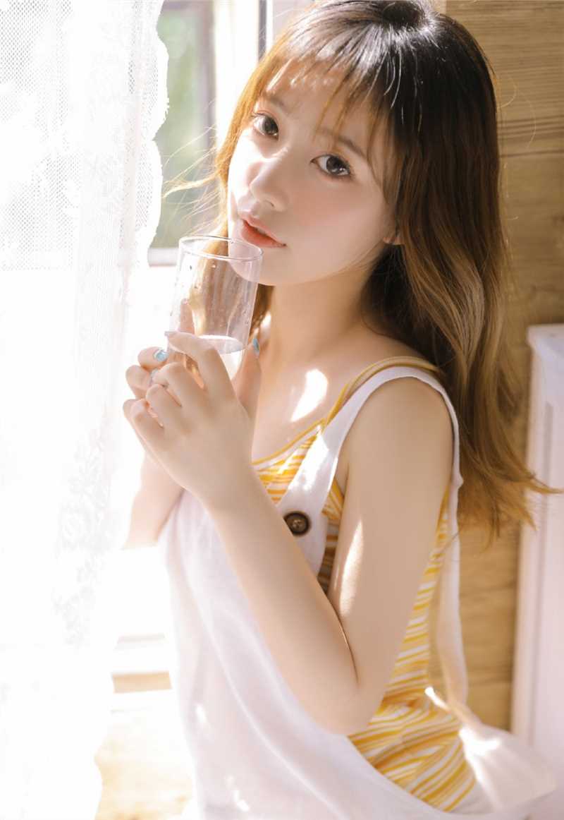 特别专辑清纯娇媚的甜美女孩吊带背带裤肤白貌美大长腿私拍图片