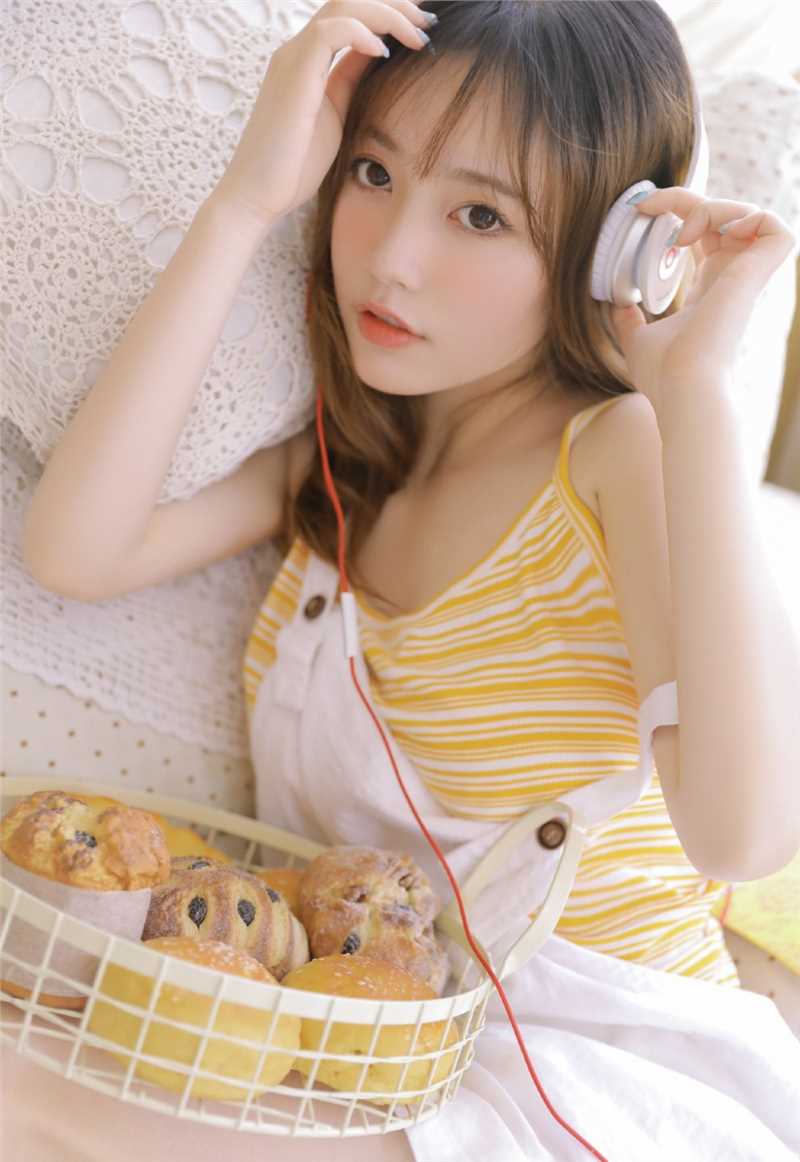 特别专辑清纯娇媚的甜美女孩吊带背带裤肤白貌美大长腿私拍图片