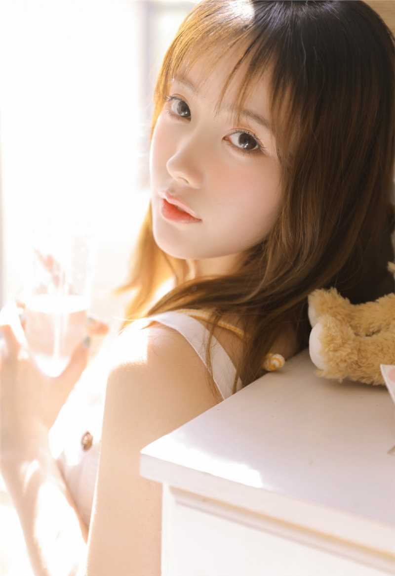 特别专辑清纯娇媚的甜美女孩吊带背带裤肤白貌美大长腿私拍图片