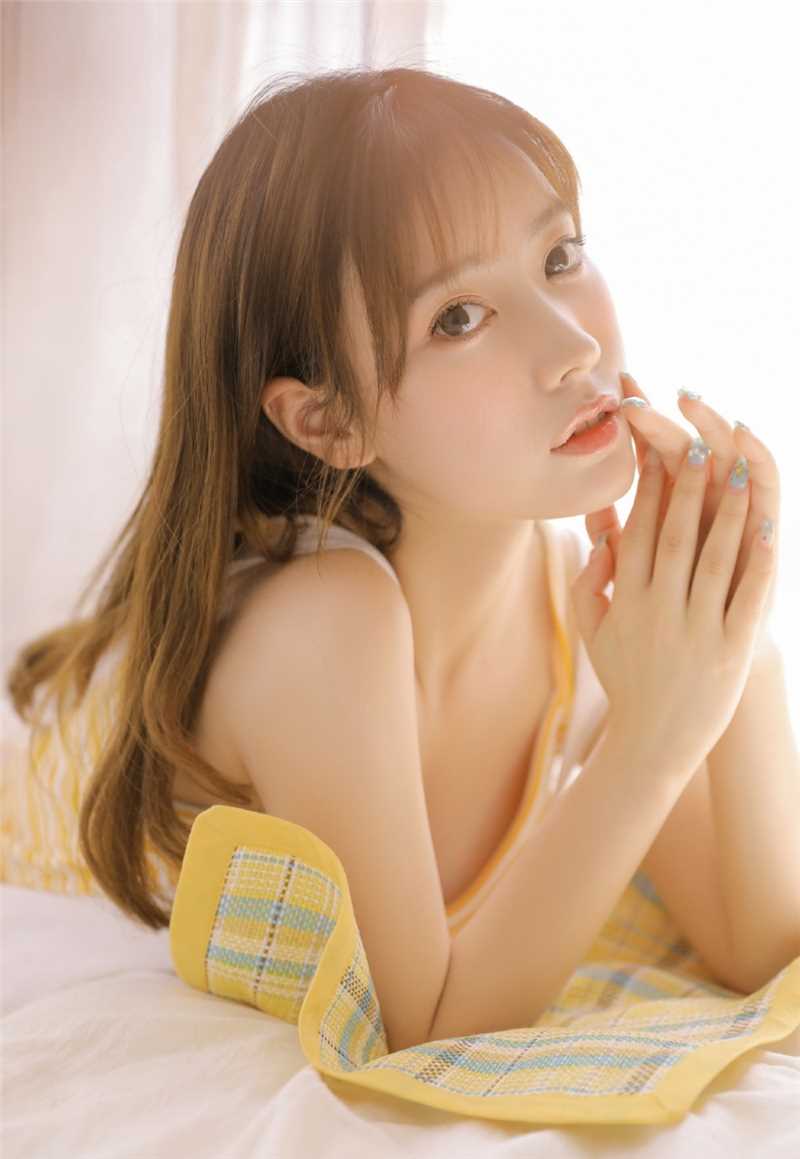 特别专辑清纯娇媚的甜美女孩吊带背带裤肤白貌美大长腿私拍图片