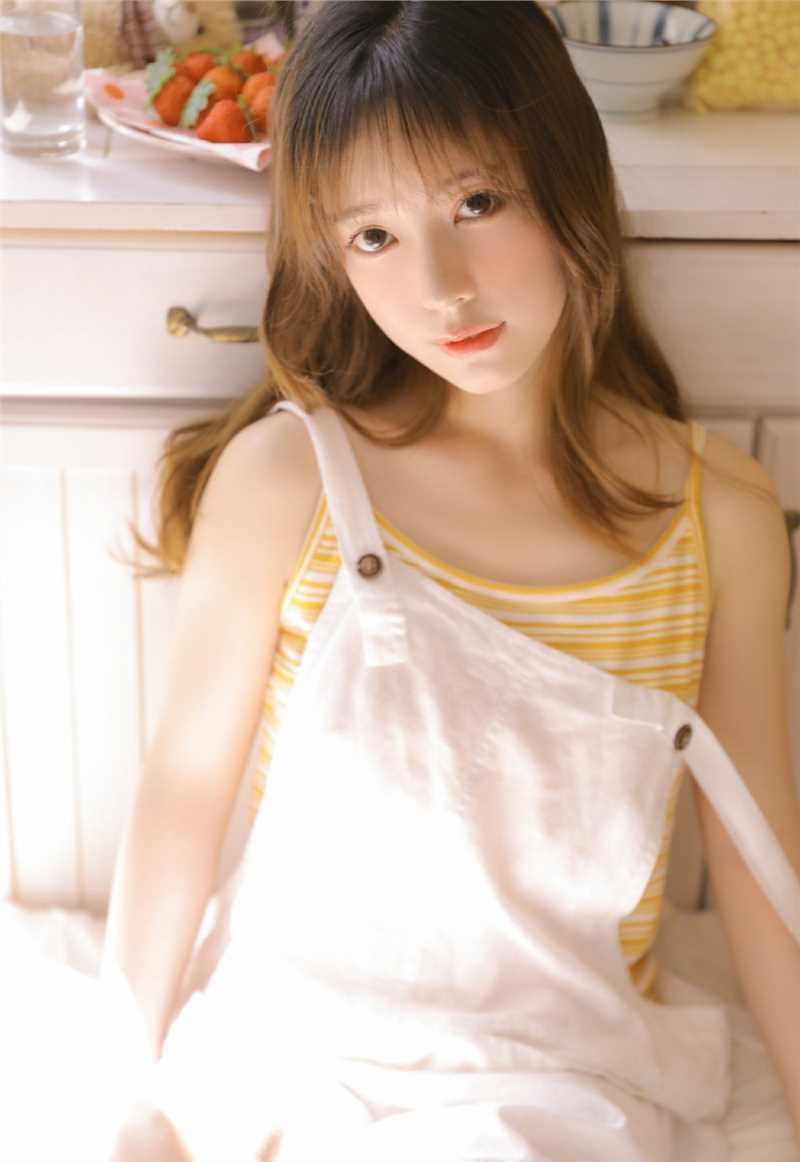 特别专辑清纯娇媚的甜美女孩吊带背带裤肤白貌美大长腿私拍图片