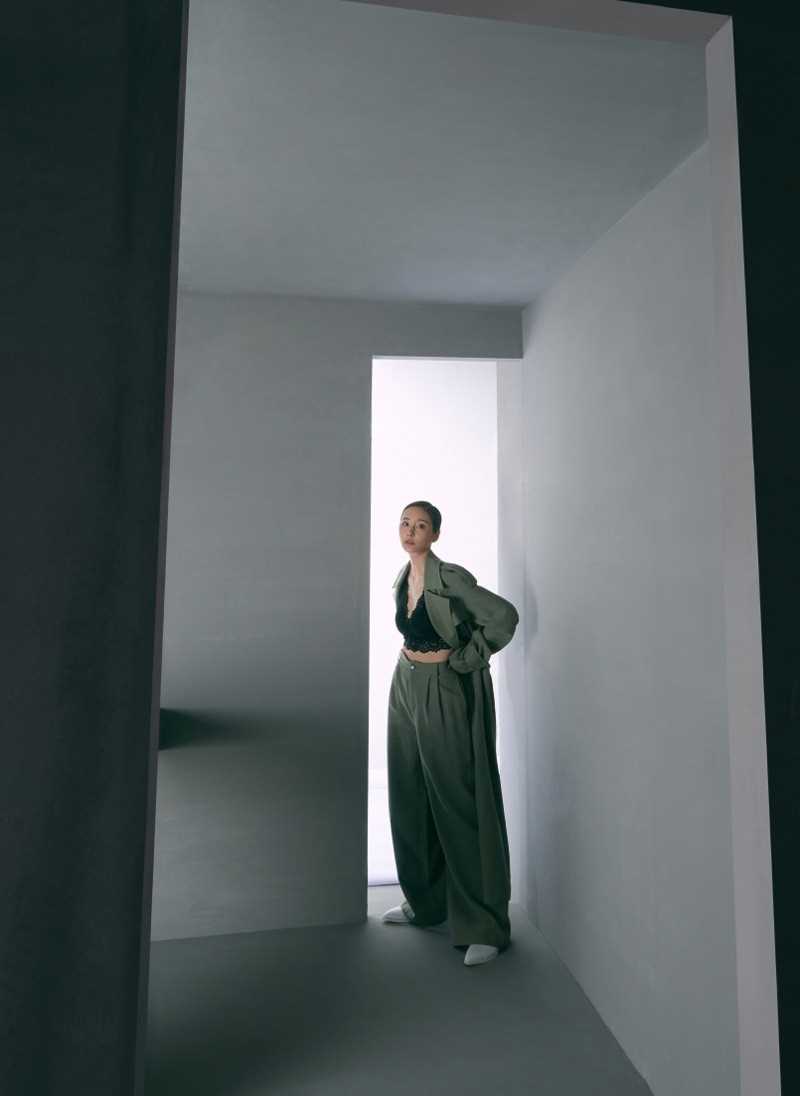 最新李纯演绎多种风格展现迷人魅力时尚杂志封面壁纸