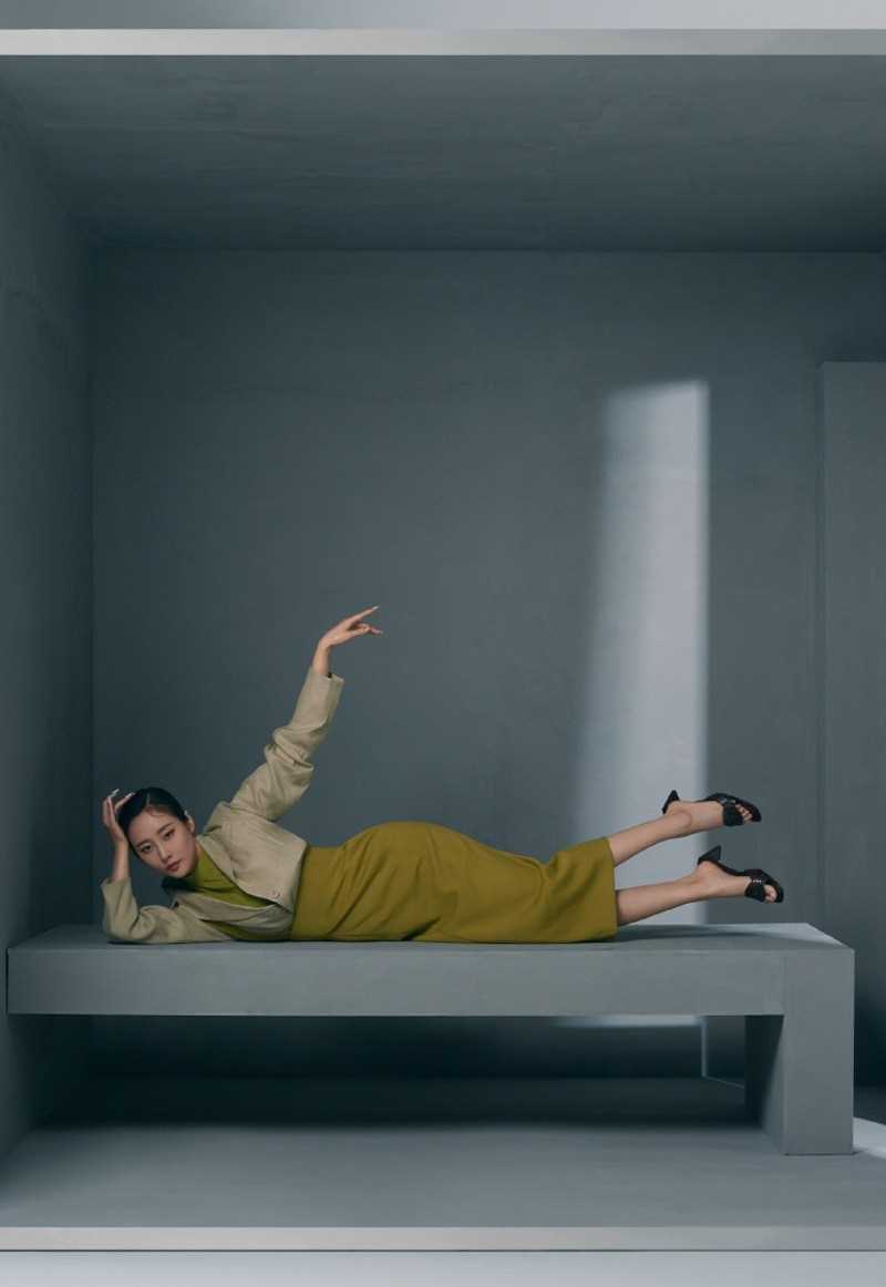 最新李纯演绎多种风格展现迷人魅力时尚杂志封面壁纸